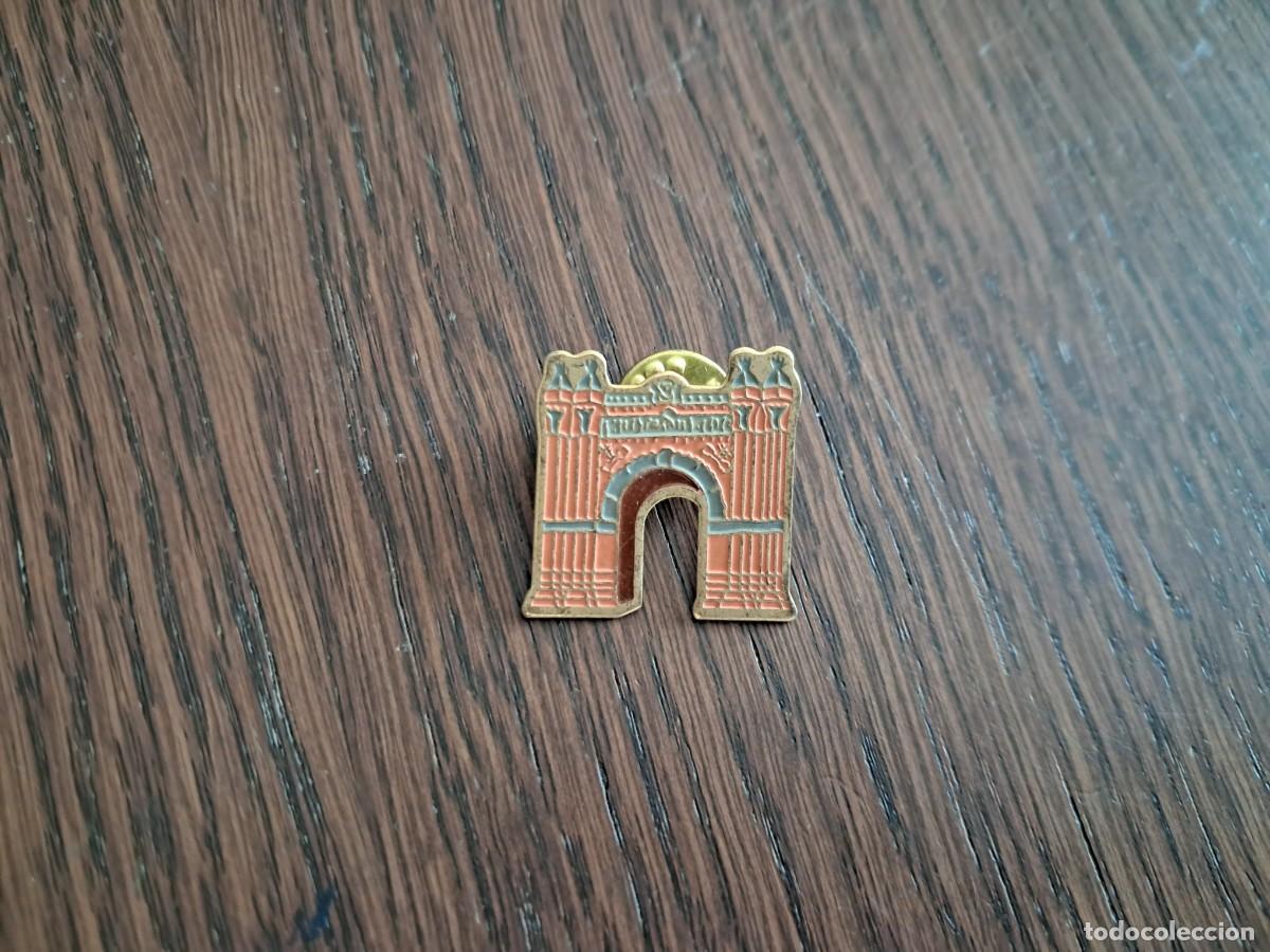 Sammlung von Pins: pin de fundaci&oacute;n La Caixa, monumentos de Barcelona, arco del triunfo.