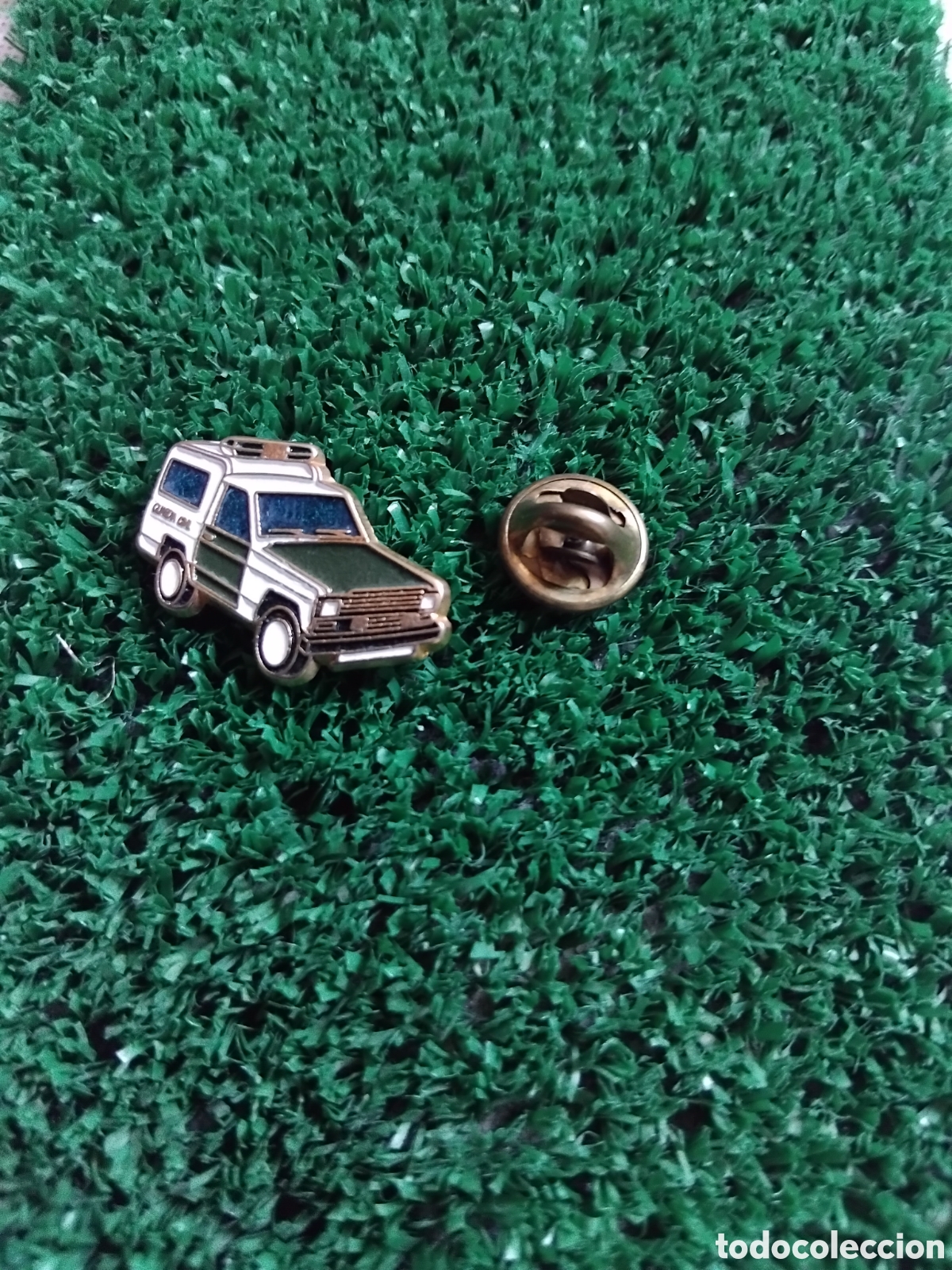 Pin's de collection: Pin todoterreno Guardia Civil