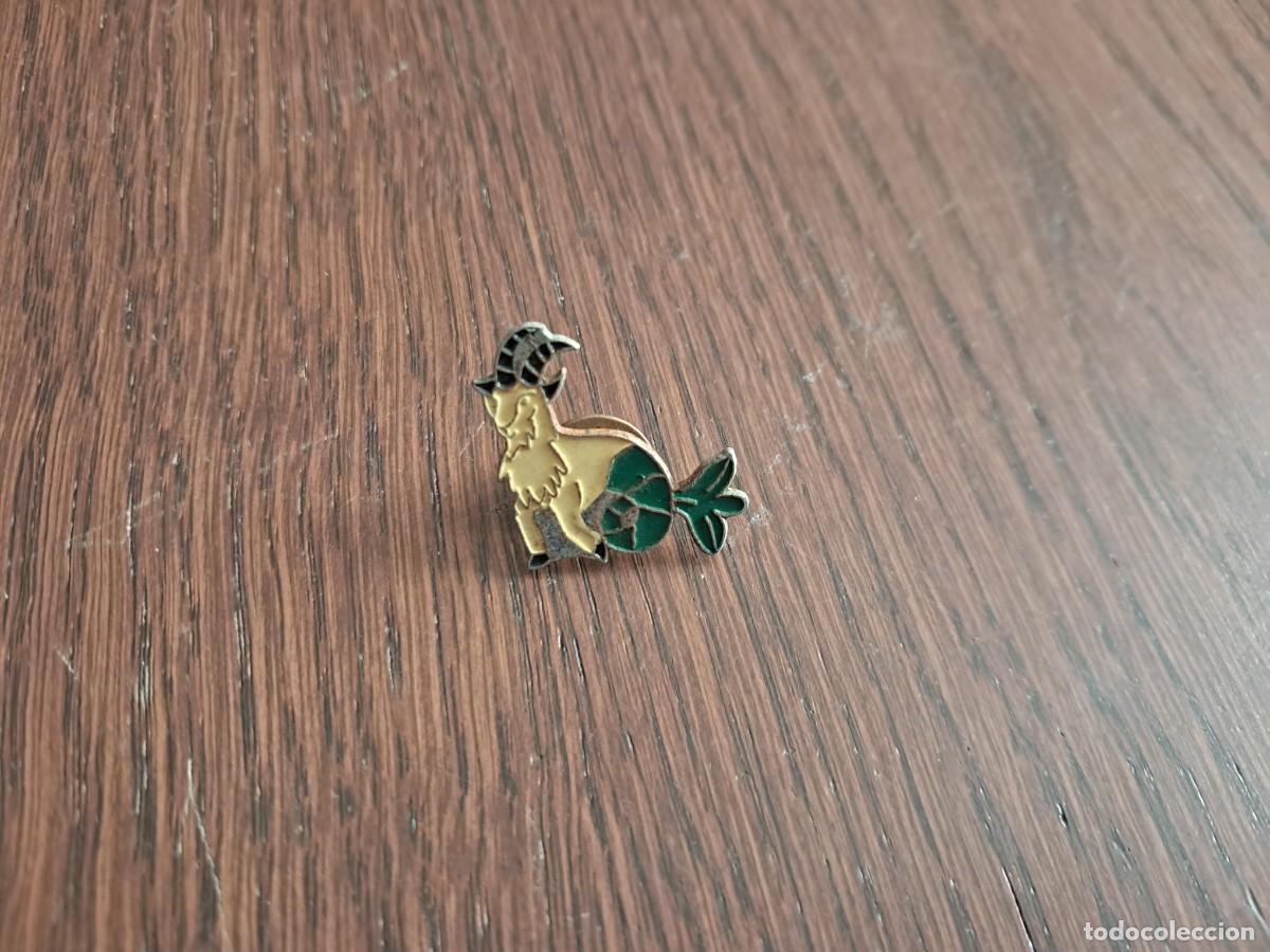 Sammlung von Pins: pin de metal, figura de cabra.