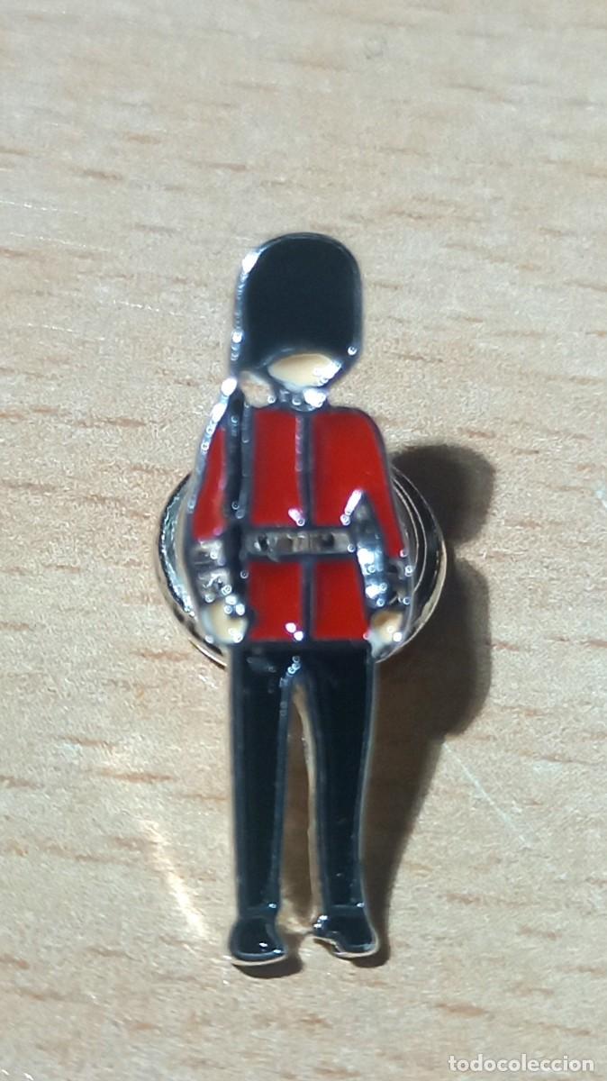 Sammlung von Pins: Pin met&aacute;lico Soldado de Londres