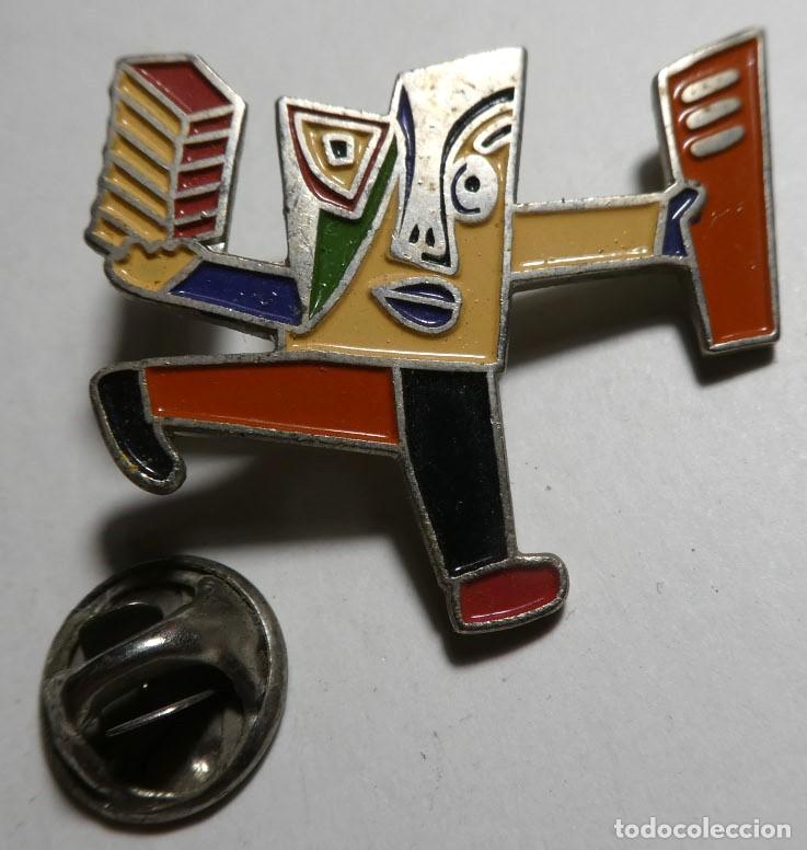 Collection pins: Pin Javier Mariscal. C&iacute;rculo de Lectores, cierre de mariposa