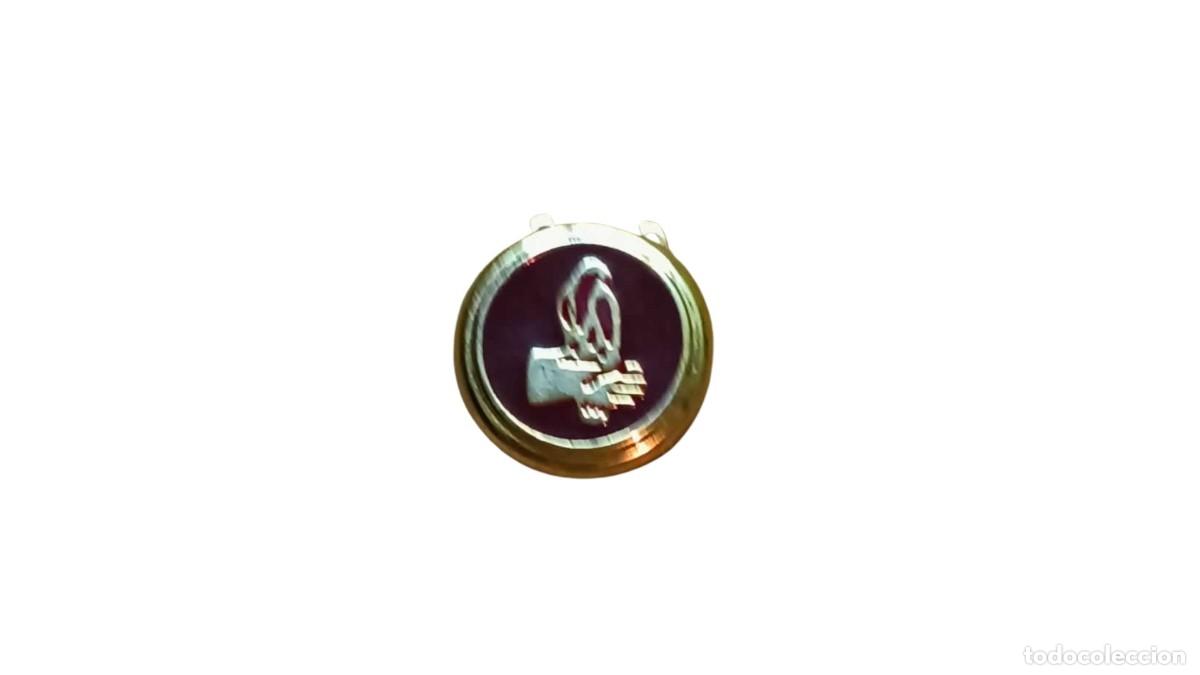 Pins de colecci&oacute;n: PIN DE SOLAPA REDONDO CON MANO Y PALOMA ESTILIZADAS SOBRE FONDO ROJO - INSIGNIA DE METAL DORADO
