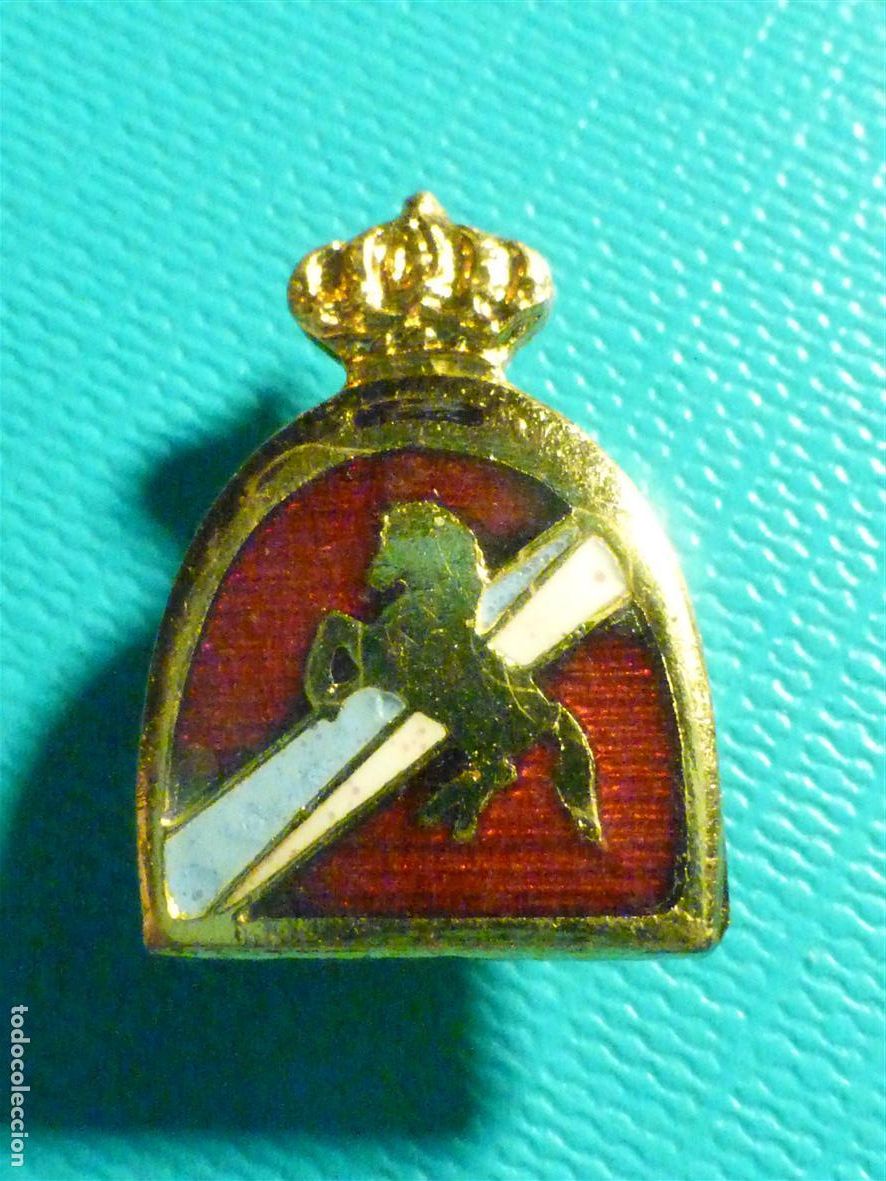 Pins de colecci&oacute;n: Insignia esmaltada - De tipo Ojal para Solapa - Caballo Rampante - Sin determinar por el momento