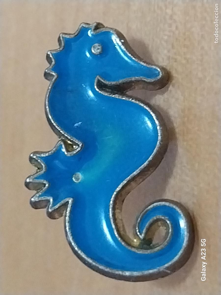 Pins de colecci&oacute;n: CABALLITO DE MAR PIN PINCHO PINTURA LACADA AZUL VINTAGE 2.29CMS LARGO