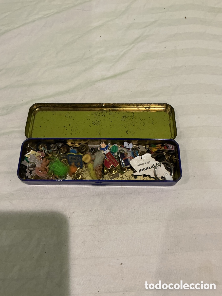 Pins de colecci&oacute;n: Lote de 50 piezas de colecci&oacute;n en caja met&aacute;lica Aladd&iacute;n