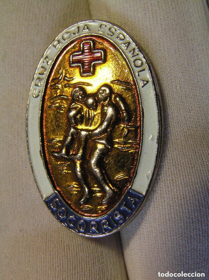 Pins de colecci&oacute;n: INSIGNIA DE SOCORRISTA DE LA CRUZ ROJA