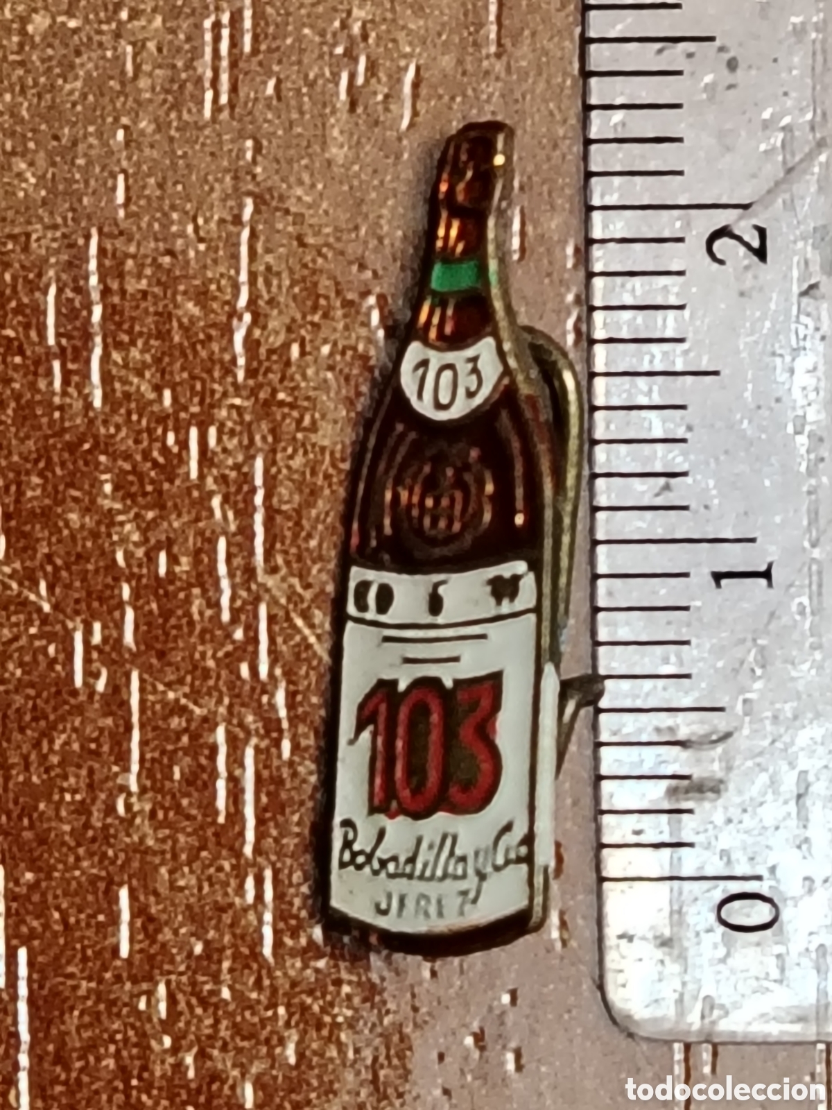 Pins de colecci&oacute;n: Insignia antigua botella de Brandy 103 - Foto 2