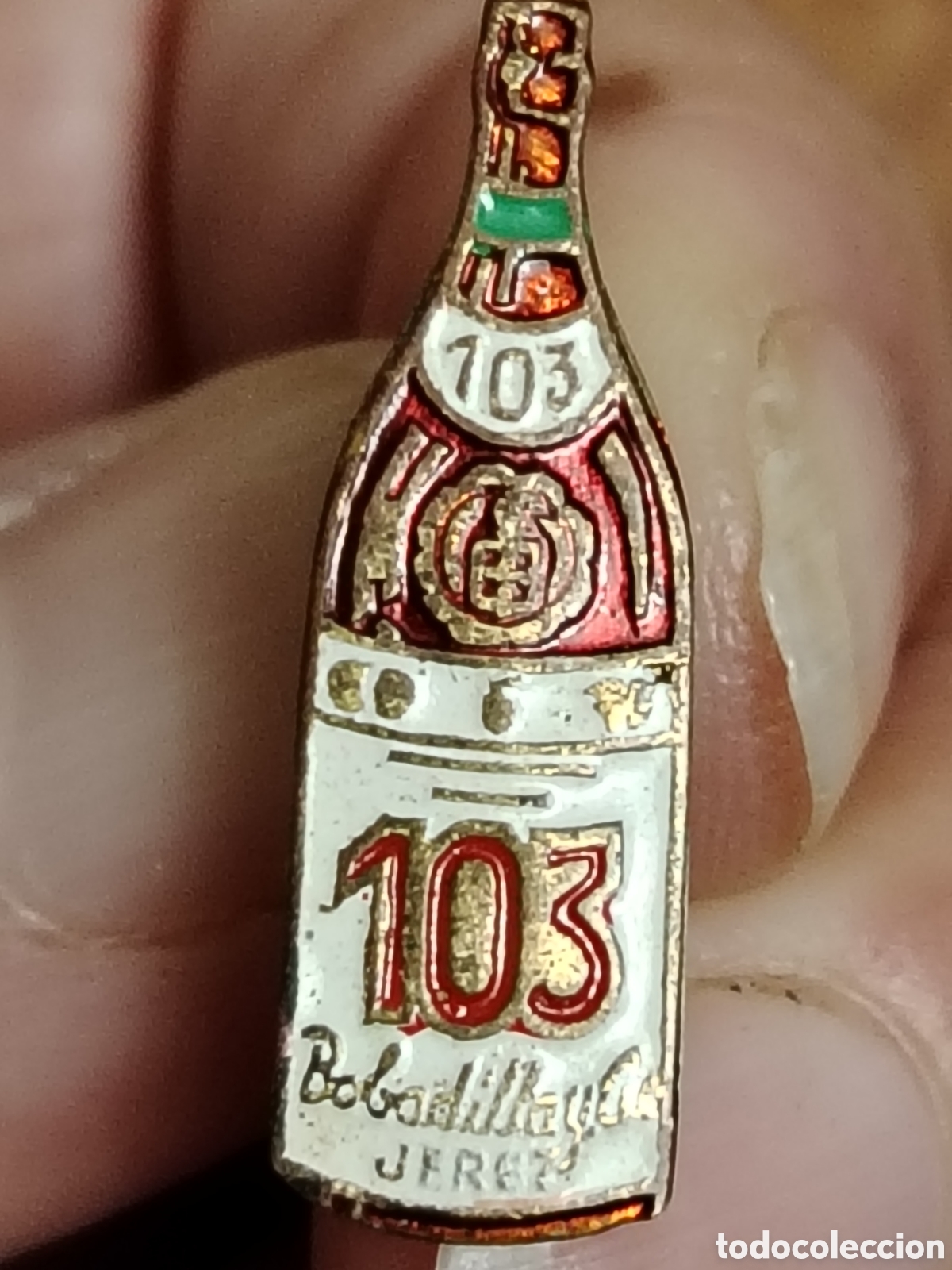 Pins de colecci&oacute;n: Insignia antigua botella de Brandy 103