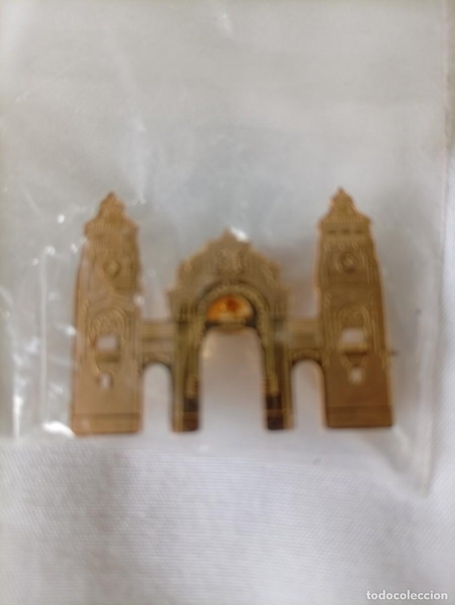 Pins de colecci&oacute;n: Pin conmemorativo de la Portada de la Feria de Abril de Sevilla 2025, con un acabado en tono dorado.
