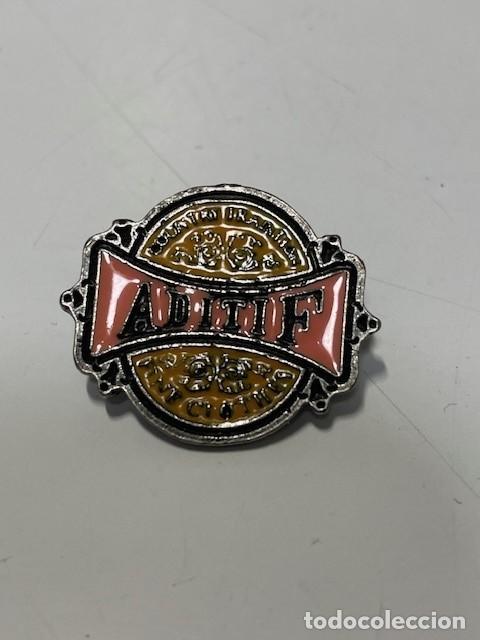 Pins de colecci&oacute;n: 3 Pins uno de ADITIF marca tejanos, y 2 sin identificar