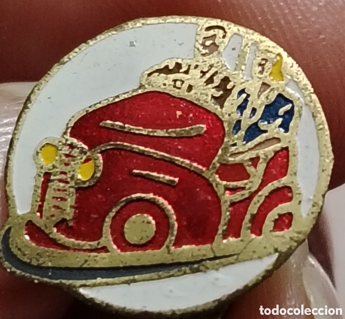 Pins de colecci&oacute;n: Insignia antigua autos de choque