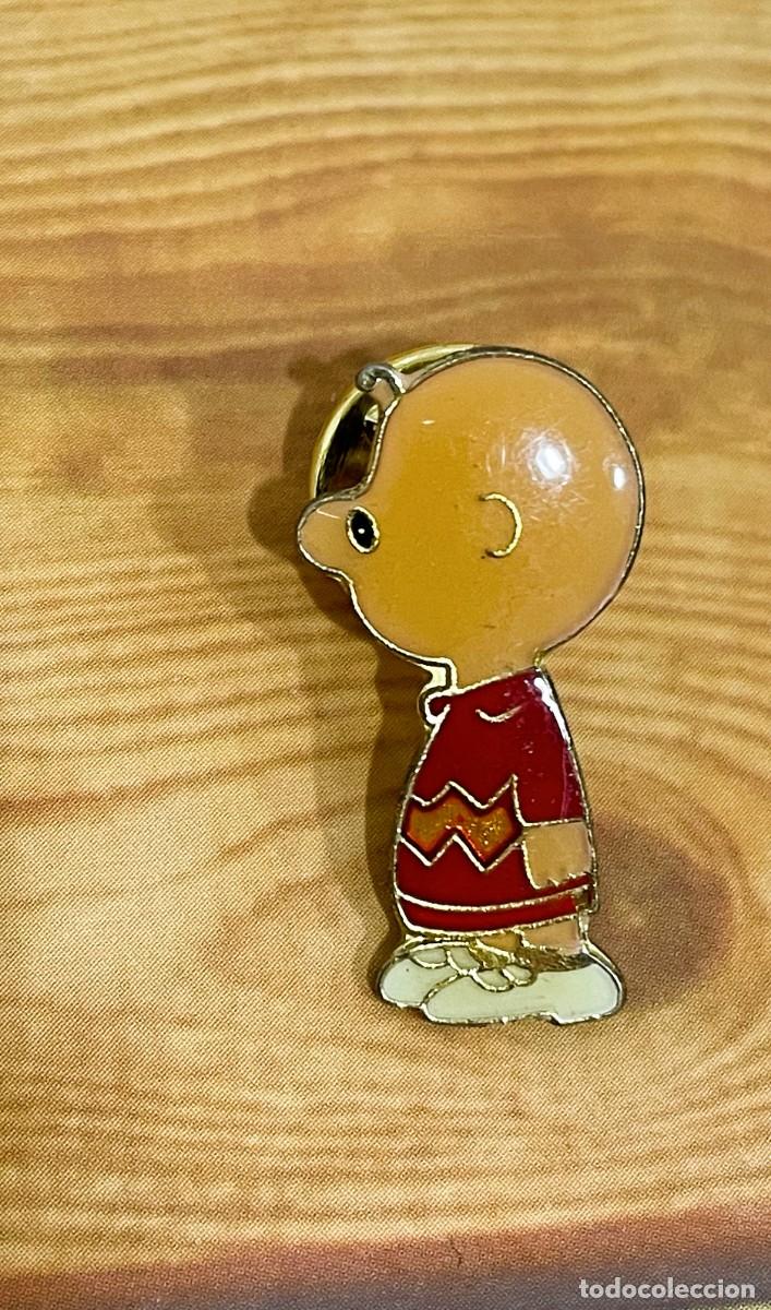Pins de colecci&oacute;n: PIN DE UN IMPASIBLE CARLITOS / CHARLIE BROWN SIN SU INSEPARABLE SNOOPY