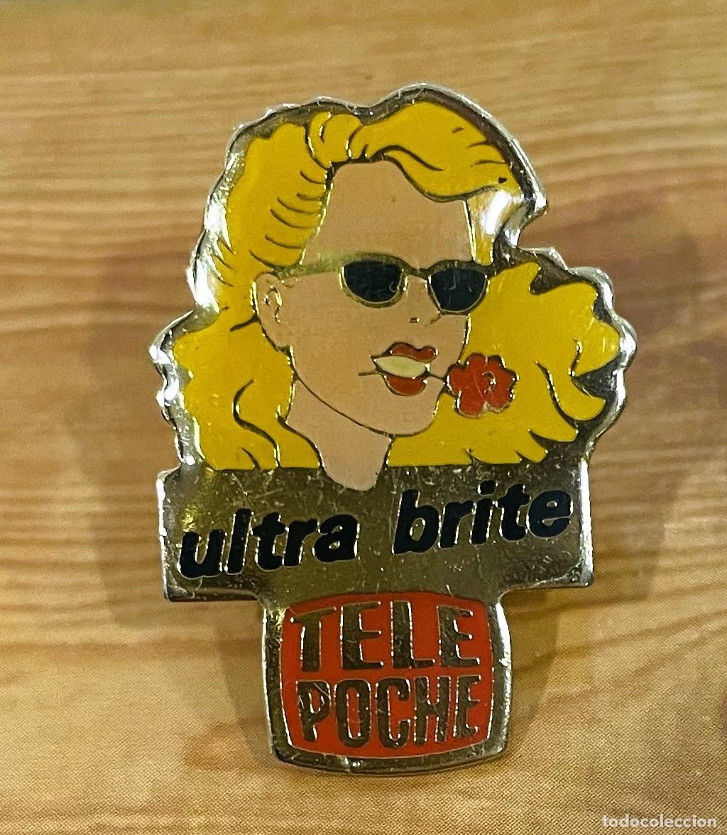 Pins de colecci&oacute;n: PIN CON PIN-UP DE TED BENOIT - PUBLICIDAD DE ULTRA BRITE CON T&Eacute;L&Eacute; POCHE