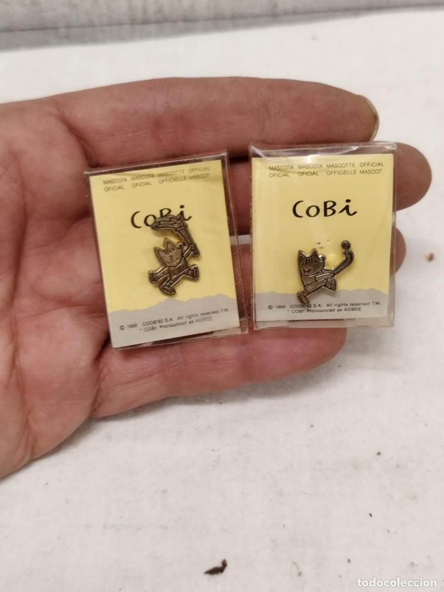 Pins de colecci&oacute;n: Dos pins del Cobi juegos olimpicos 1992 Barcelona. Juegos olimpicos 92. Hokey y portando la antorcha