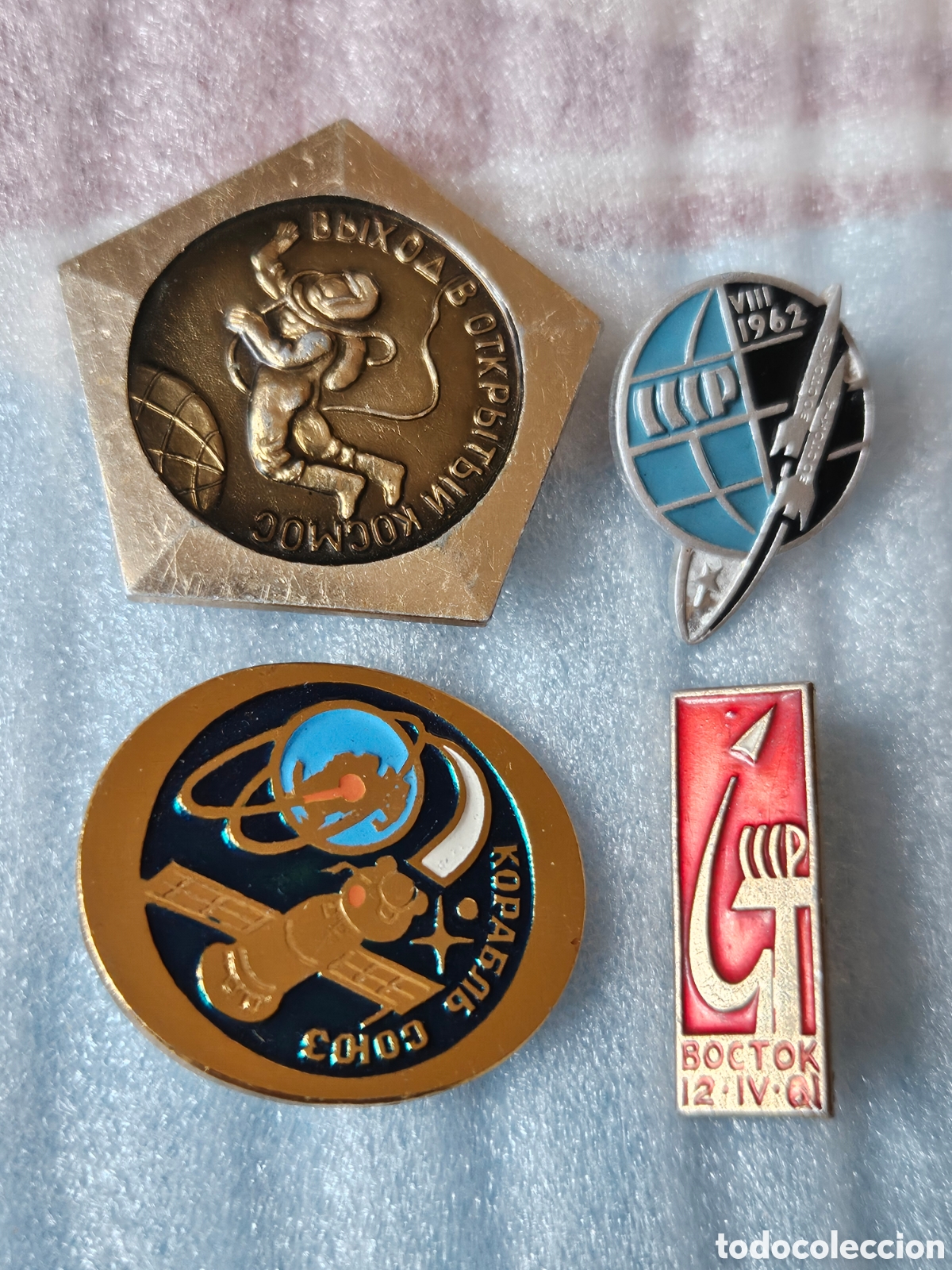 Pins de colecci&oacute;n: Lote de 4 Pines Espaciales Sovi&eacute;ticos Vintage URSS &ndash; Vostok, Soyuz y Primer Paseo Espacial (A&ntilde;os 60/