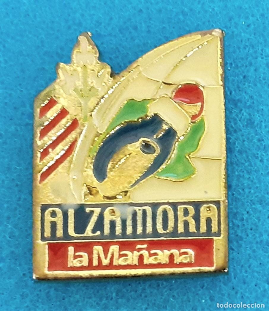 Pins de colecci&oacute;n: PIN VINTAGE EMILIO ALZAMORA, DIARIO LA MA&Ntilde;ANA