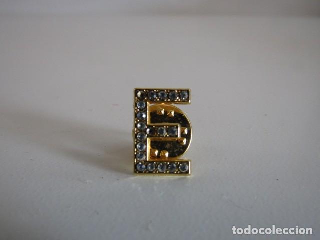 Pins de colecci&oacute;n: BONITO PIN DORADO CON PEDRER&Iacute;A LETRA &rdquo;E&rdquo;