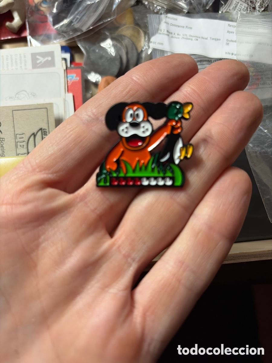 Pins de colecci&oacute;n: Pin de metal videojuego perro y caza