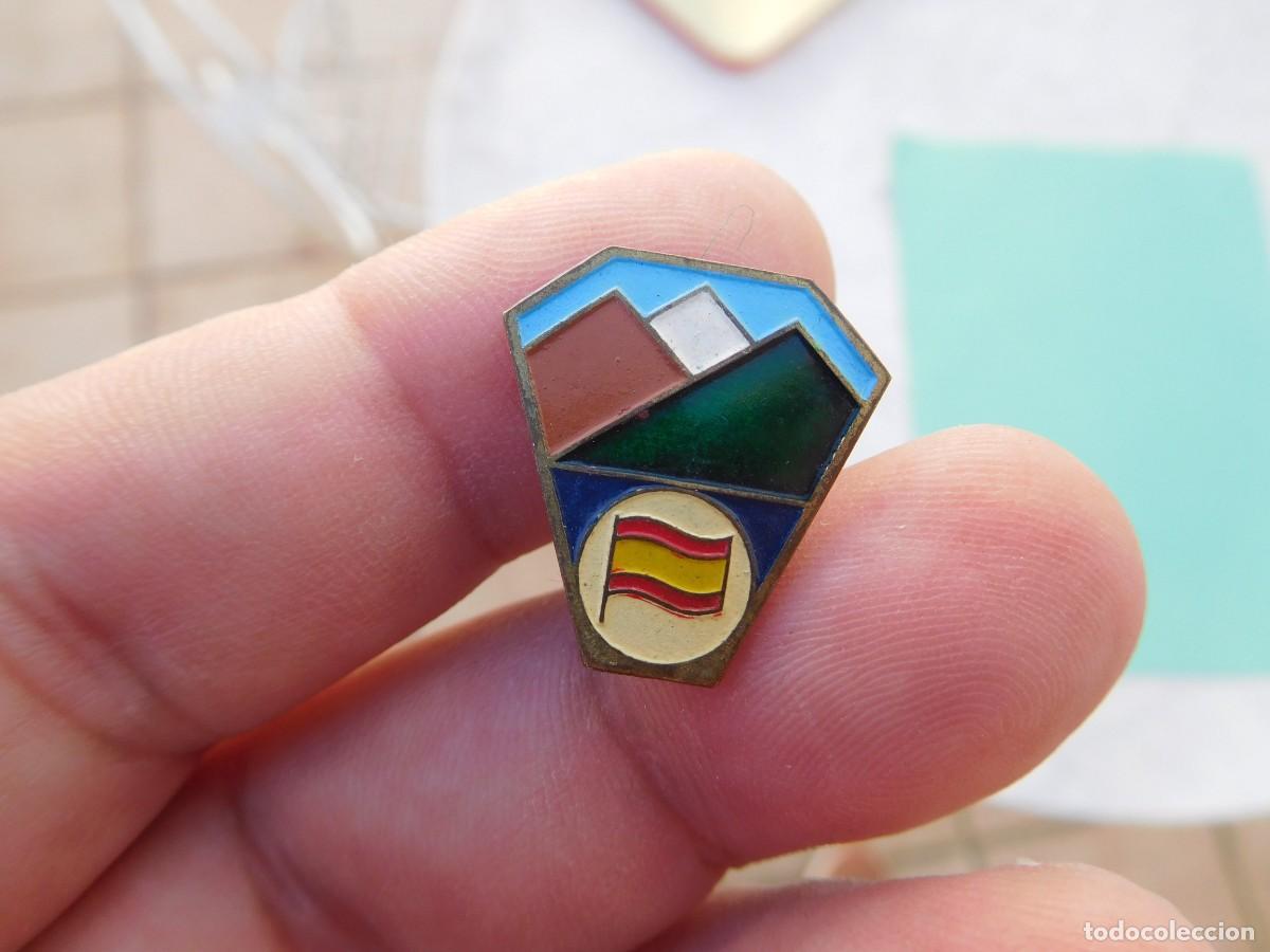 Pins de colecci&oacute;n: Insignia antigua esmaltada asociaci&oacute;n tur&iacute;stica de ferroviarios Espa&ntilde;a