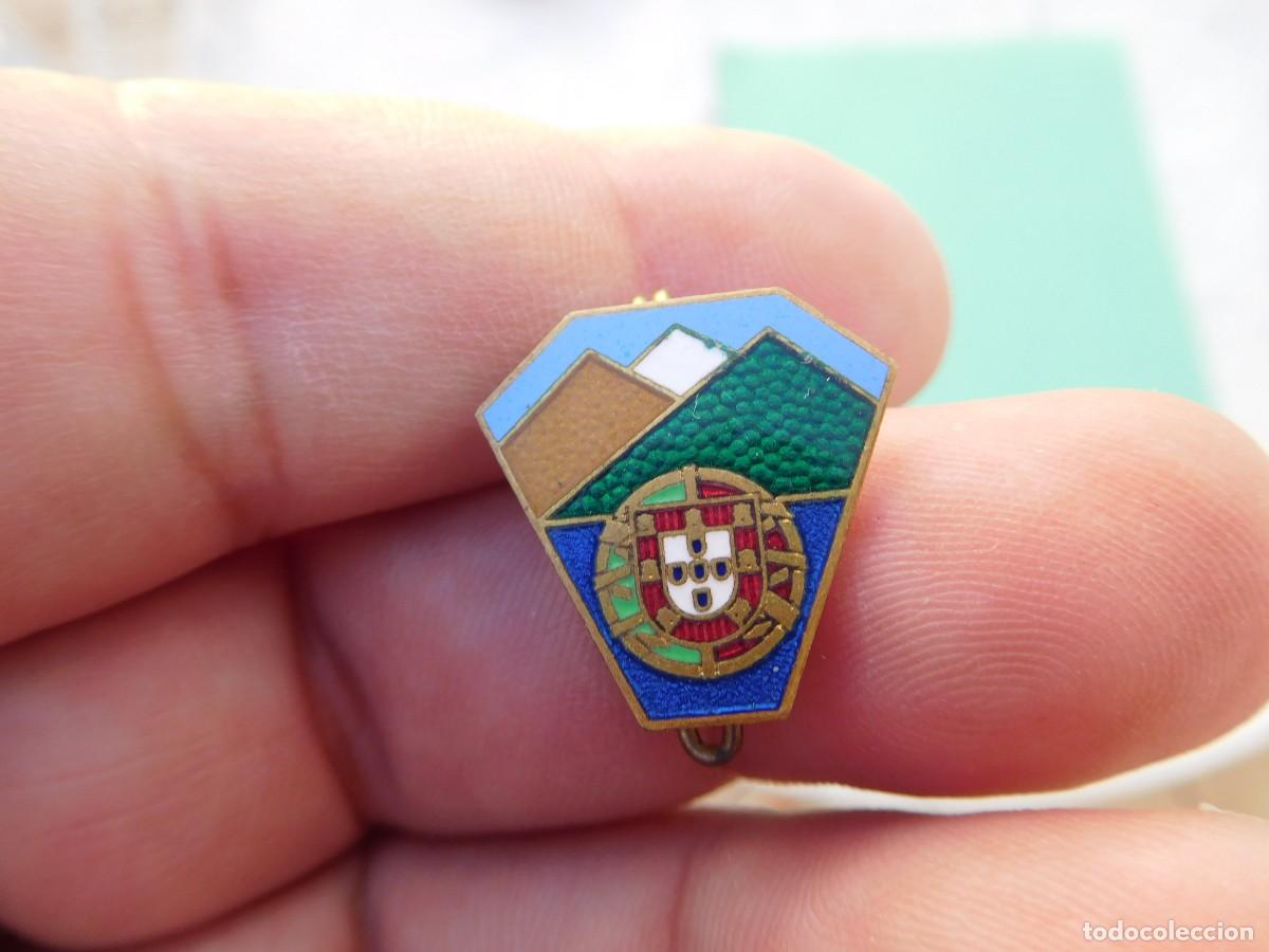 Pins de colecci&oacute;n: Insignia antigua esmaltada asociaci&oacute;n tur&iacute;stica de ferroviarios Portugal