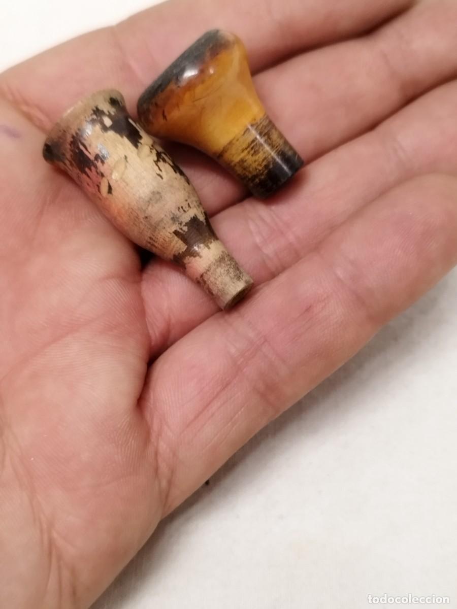 Pipes: Dos antiguas cazoletas de madera para pipas de fumar.