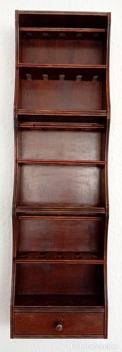 Pipas de fumar: Pr&aacute;ctico mueble expositor artesanal para coleccionista de pipas, hecho a mano.