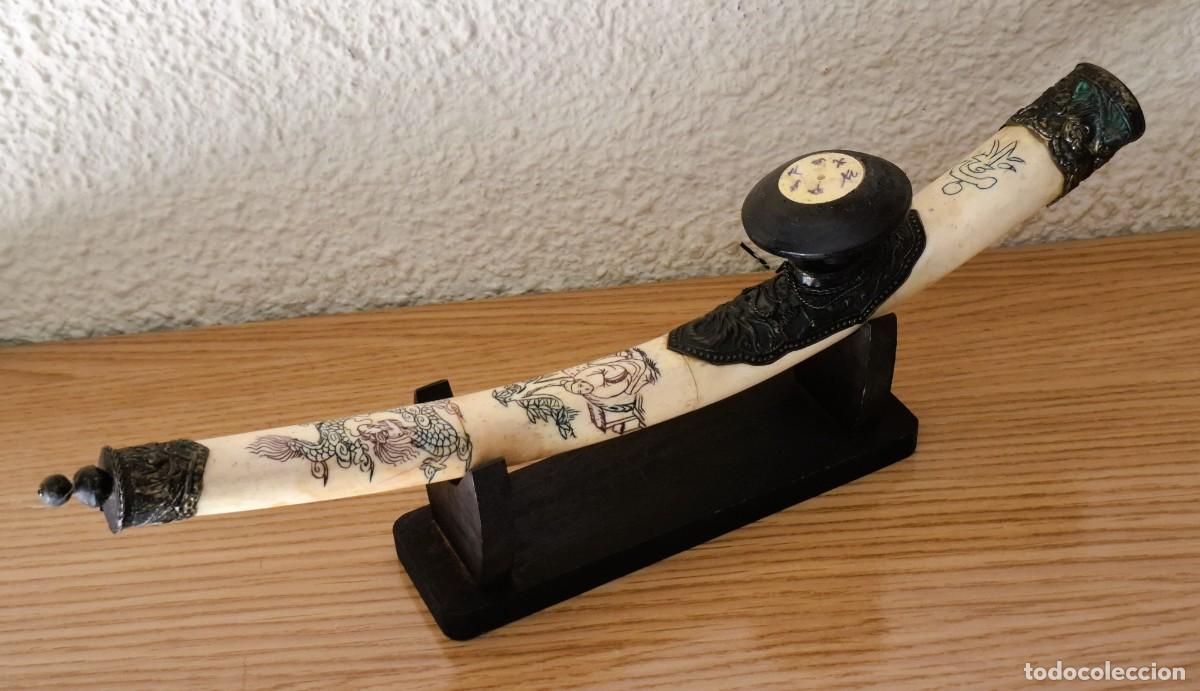 Pipas de fumar: PIPA DE OPIO DE BIRMANIA (Myanmar) EN HUESO CON GRABADOS Y SU PEANA EN MADERA OSCURA