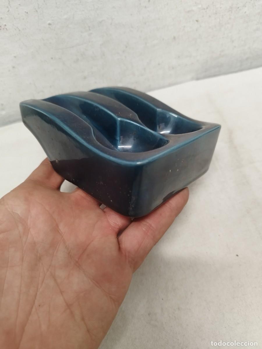 Pipas de fumar: Antiguo soporte para pipas de fumar, reposa pipas. Expositor de porcelana para dos pipas de fumar.