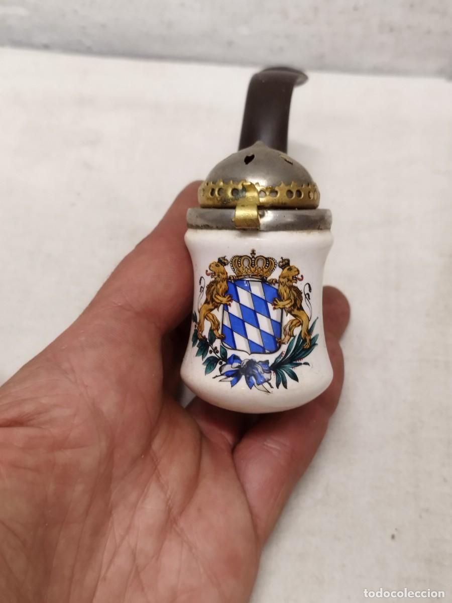 Pipas de fumar: Antigua pipa de fumar tabaco, de porcelana con escudo de armas Bavaro, de leones y una corona.