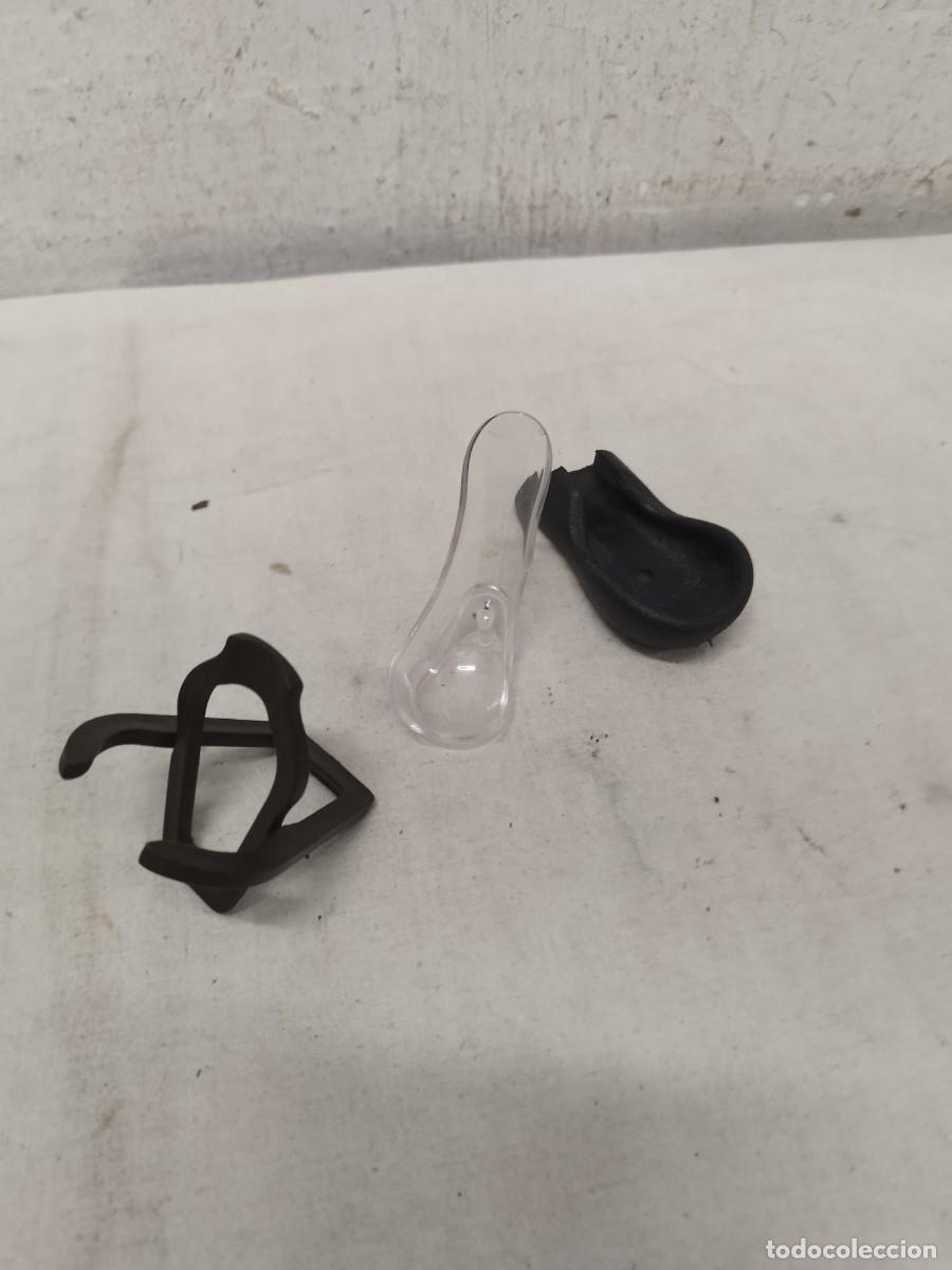 Pipas de fumar: Tres soportes para pipas de fumar tabaco, reposa pipas. Uno da&ntilde;ado.