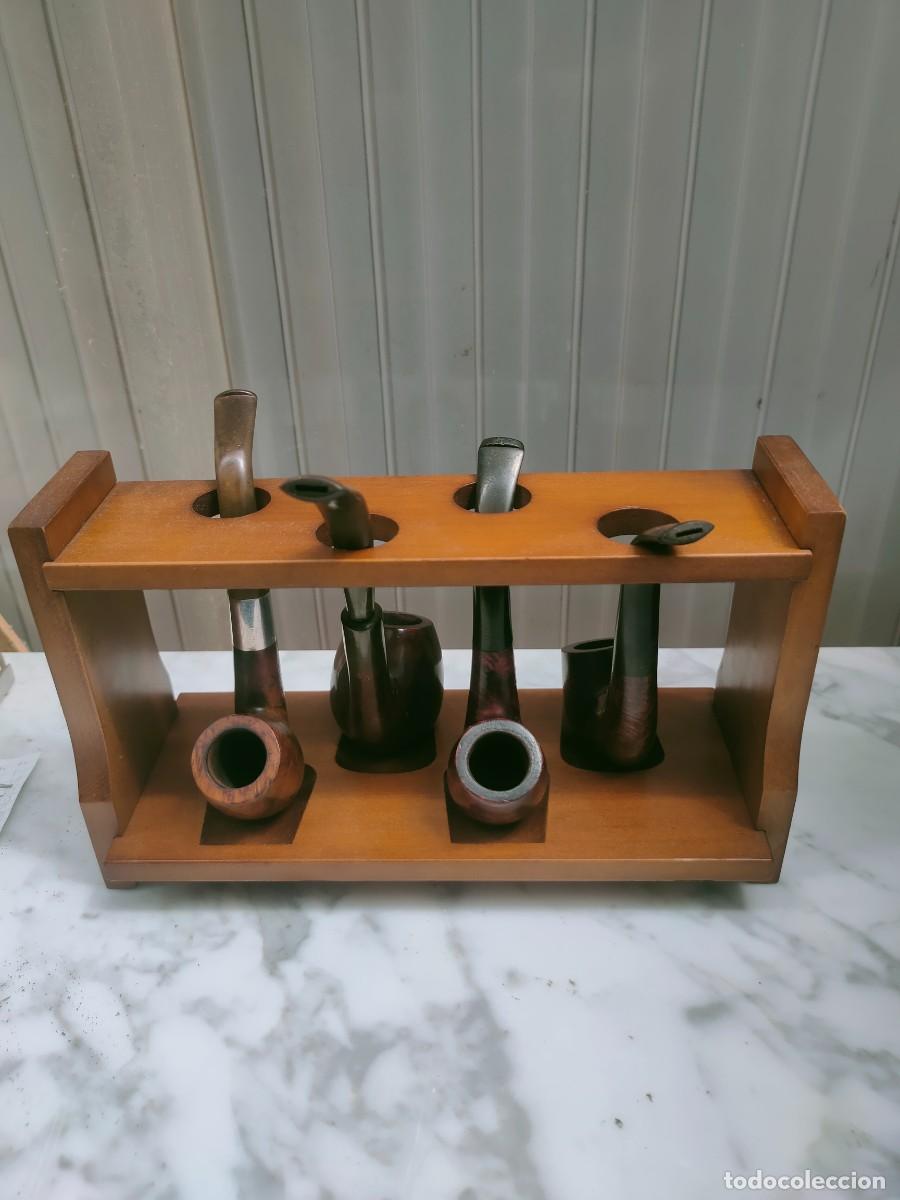 Pipas de fumar: Antiguo soporte de madera para cuatro pipas de fumar, reposa pipas. con cuatro pipas usadas