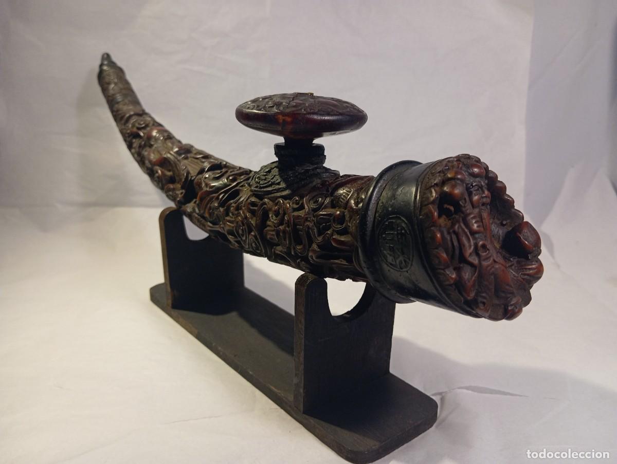 Pipas de fumar: Pipa para fumar tallada, decorativa &mdash; Nepal, d&eacute;cada de 1990, motivos de drag&oacute;n e inmortal, 42 cm