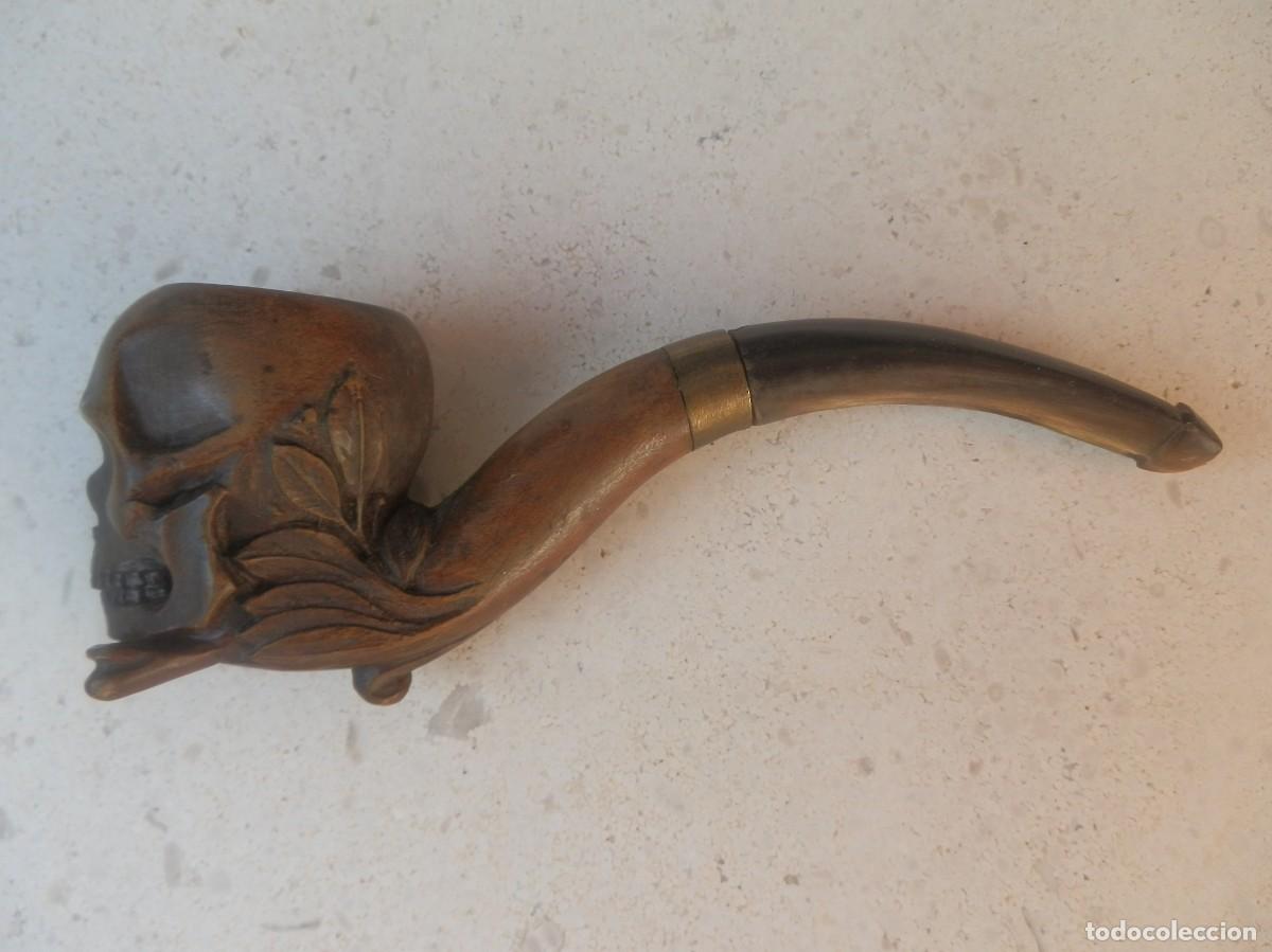 Pipas de fumar: Pipa de tabaco tallada a mano en madera y boquilla de asta, dise&ntilde;o de calavera y motivos de hojas.