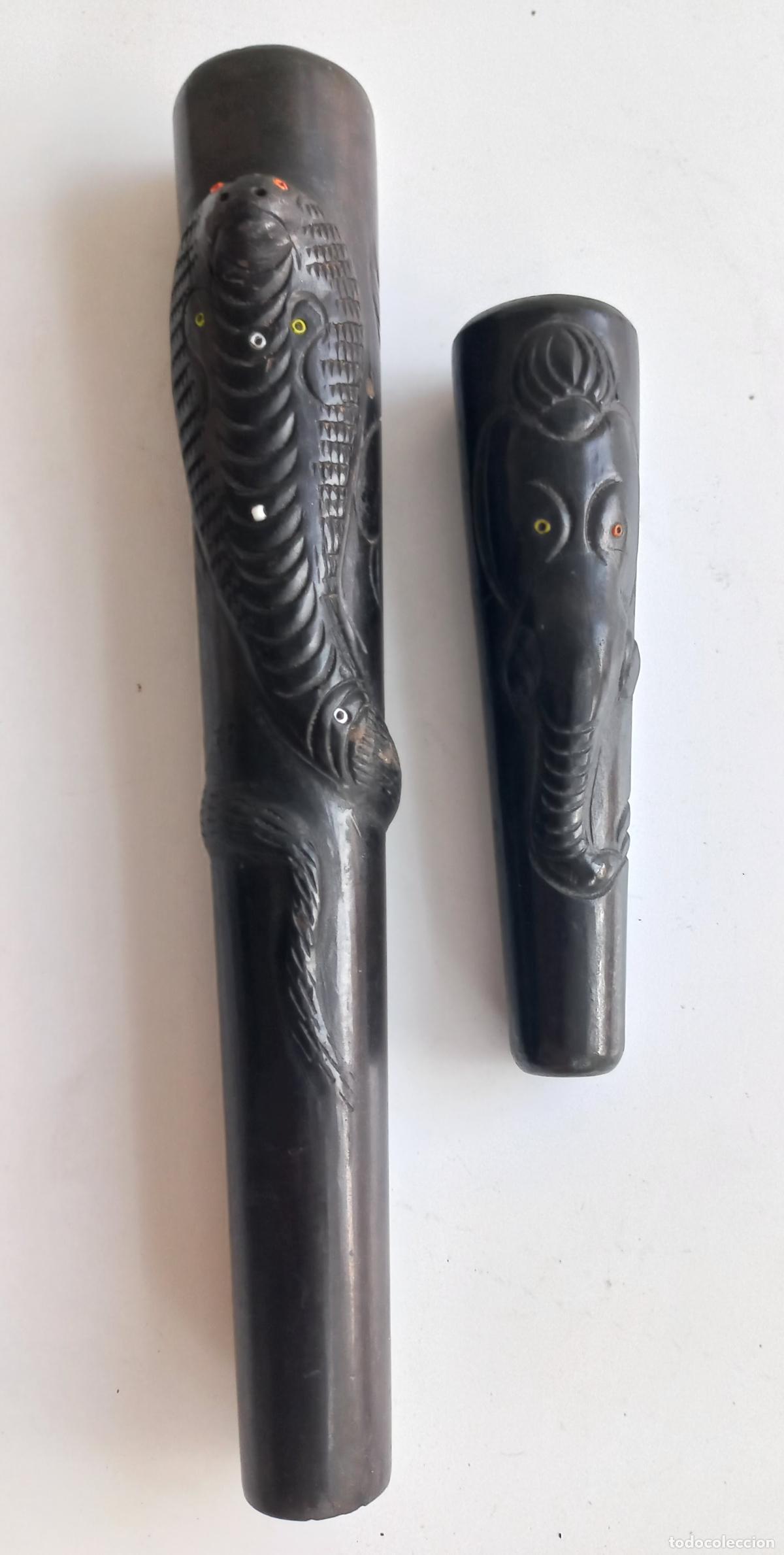 Pipas de fumar: 2 Chillums pipas de fumar de arcilla negra con motivos en relieve de una cobra y de Ganesha. De Asia