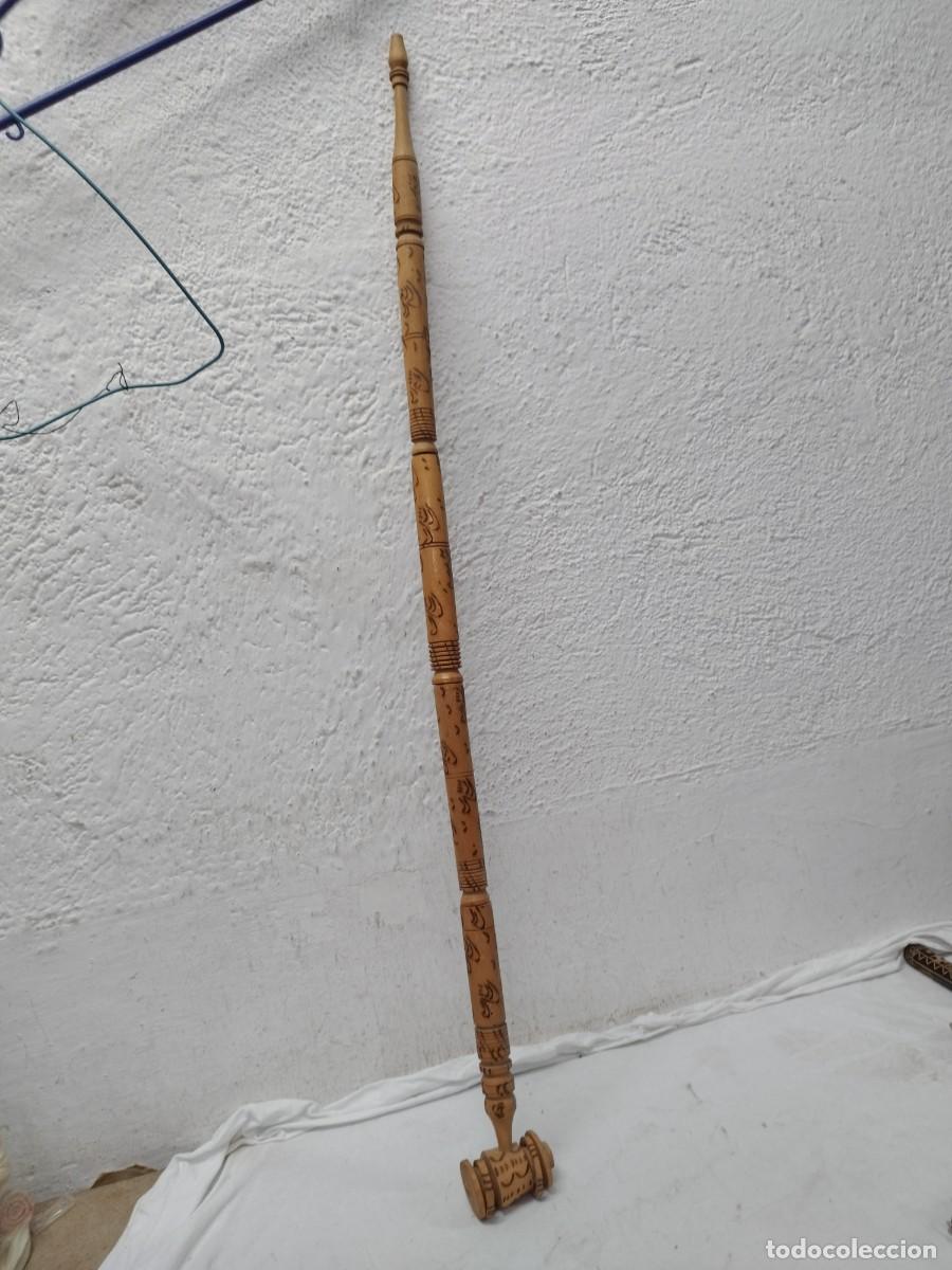 Pipas de fumar: Gran pipa de fumar etnica de madera. A identificar. Se desmonta para el envio.