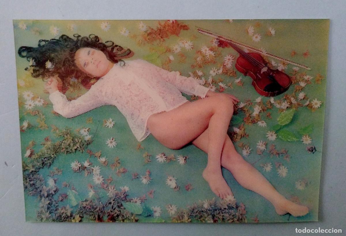 Postkarten: Er&oacute;tica. Postal 3D. Bella chica japonesa desnuda tumbada con un viol&iacute;n. A&ntilde;os 60 h aa