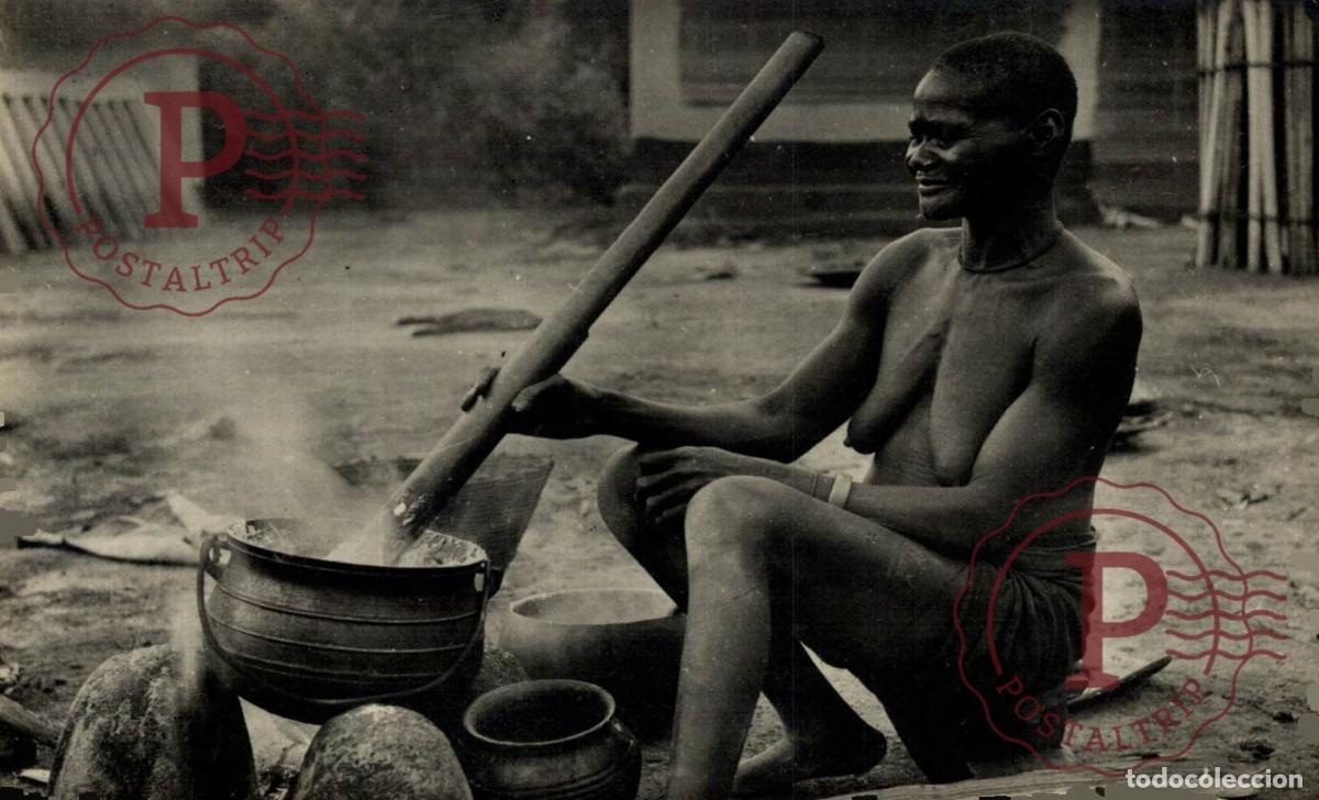 Postales: Nu ethnique - curiosa - grand m&egrave;re pr&eacute;pare le repas - nude nue seins nus - ethnic ethno - C&ocirc;te d&rsquo;Ivo