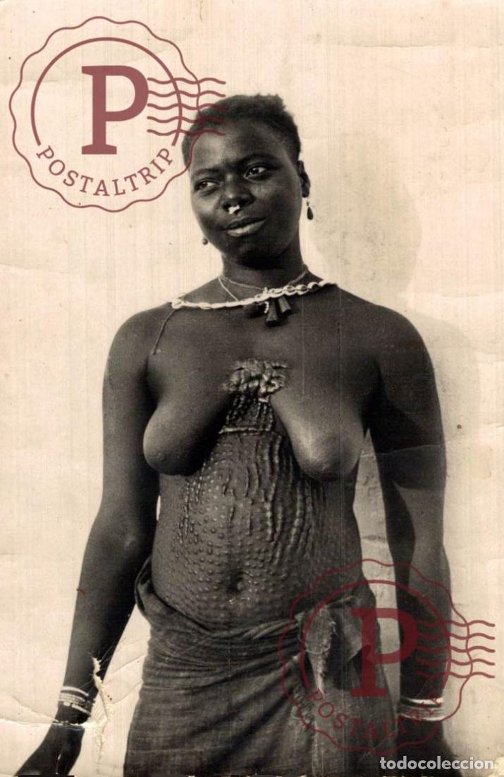 Postales: FEMME AU TATOUAGE CAIMAN nude nue seins nus