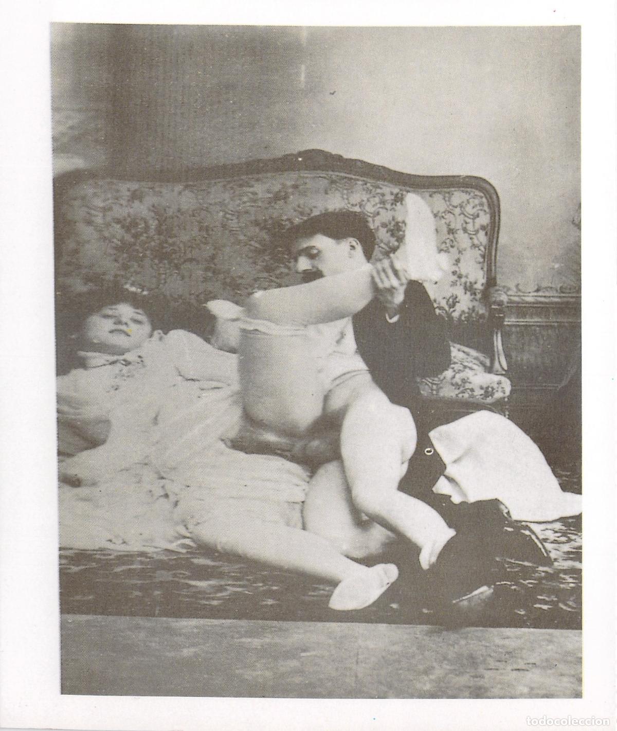 Postales: Postal Fotograf&iacute;a Er&oacute;tica Antigua Escena de Pareja en el Sof&aacute; Reproducci&oacute;n