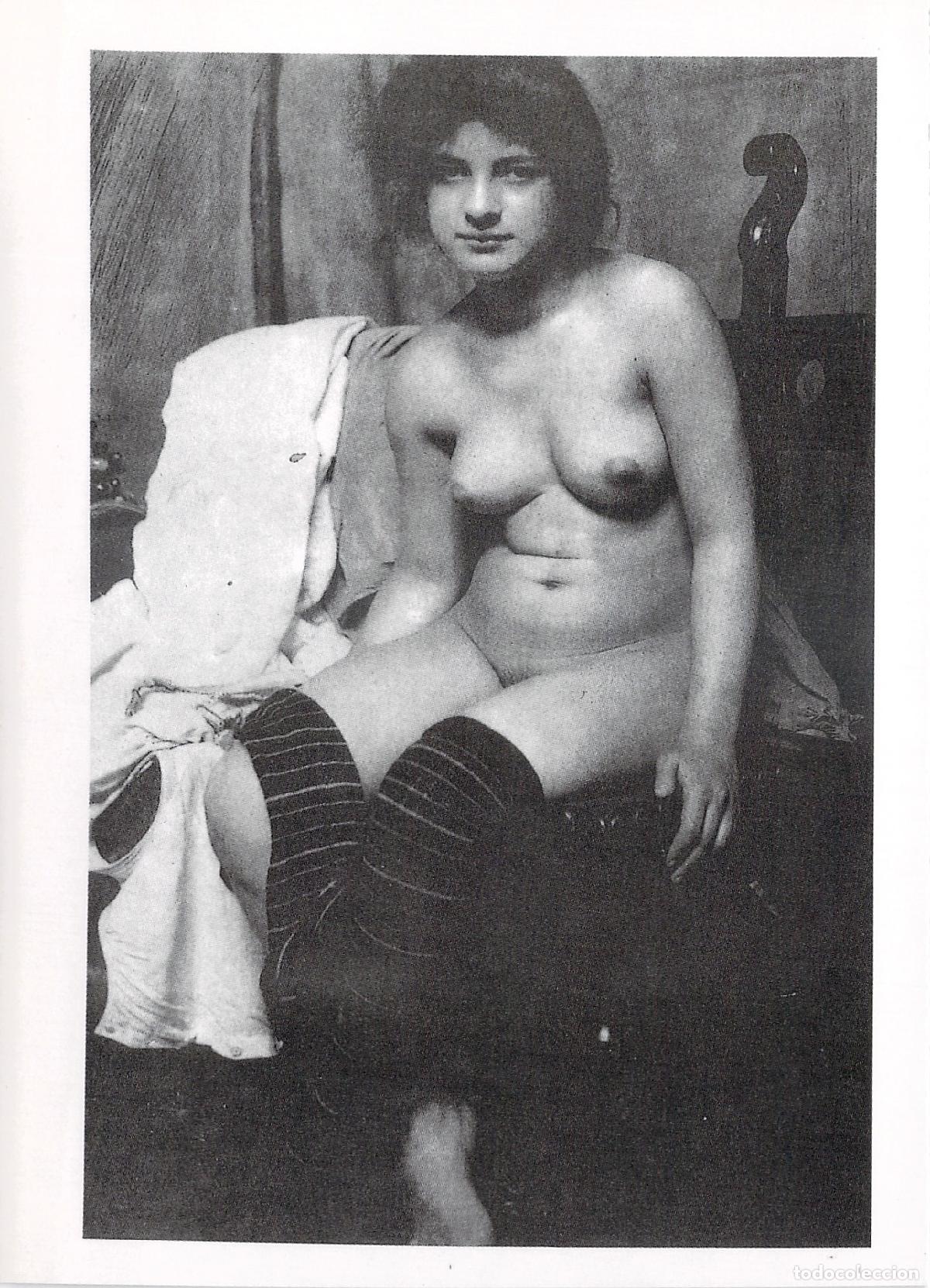 Postales: Postal de Fotograf&iacute;a de Desnudo Art&iacute;stico con Medias a Rayas Reproducci&oacute;n