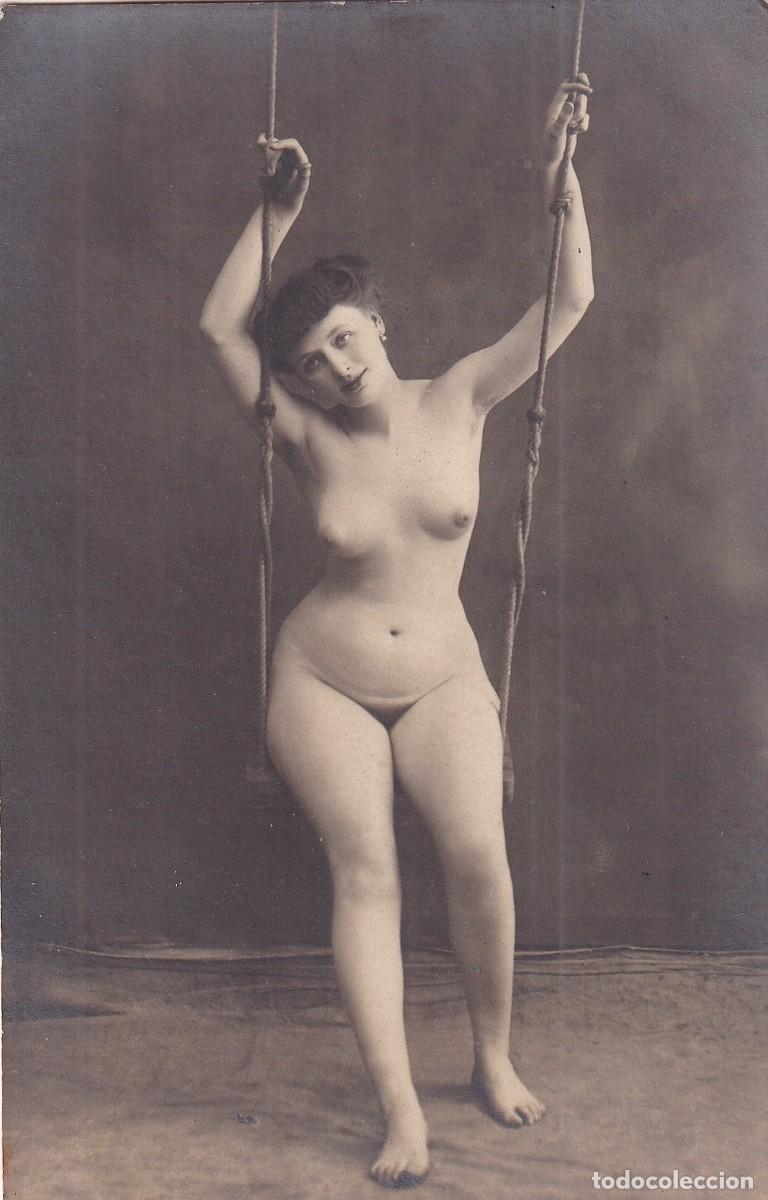 Postales: EROTICA FOTOGRAFIA DESNUDO FEMENINO MUJER EN COLUMPIO. SIN REVERSO DE POSTAL