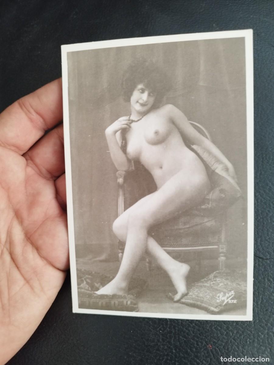 Cartoline: Tarjeta postal erotica, reproducci&oacute;n blanco y negro. De mujer.