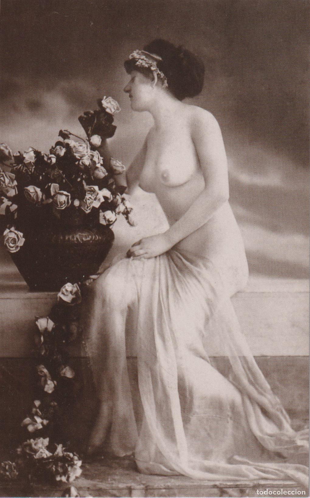 Postales: POSTAL FOTOGR&Aacute;FICA ART&Iacute;STICA DE LA BELLE &Eacute;POQUE &ndash; MUJER POSANDO JUNTO A UNAS ROSAS - REPRODUCCION