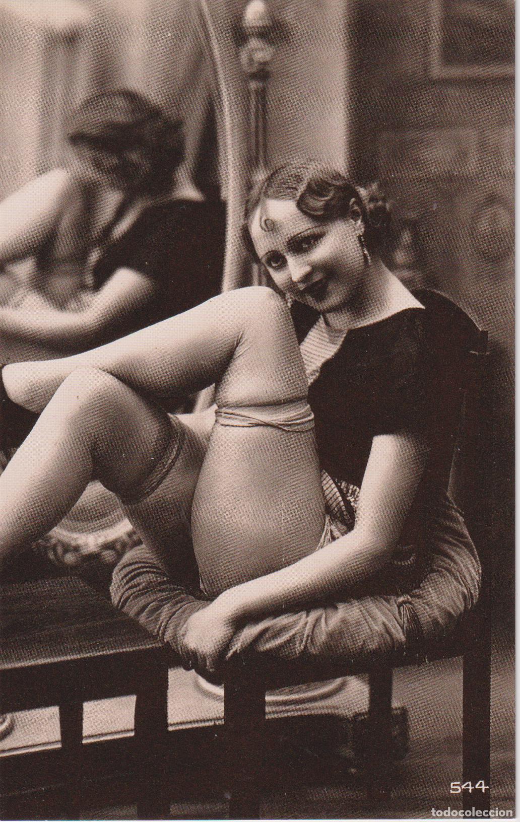 Postales: POSTAL VINTAGE DE &Eacute;POCA - MUJER POSANDO SENTADA CON MEDIAS DE &Eacute;POCA Y LIGUERO &ndash; 544 - REPRODUCCION
