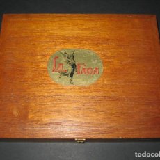 Cajas de Puros: CAJA DE PUROS (VACÍA) - LA FAMA - 25 GRAN FAMA - '70S. - TAMAÑO 19.6X24.1X3.7