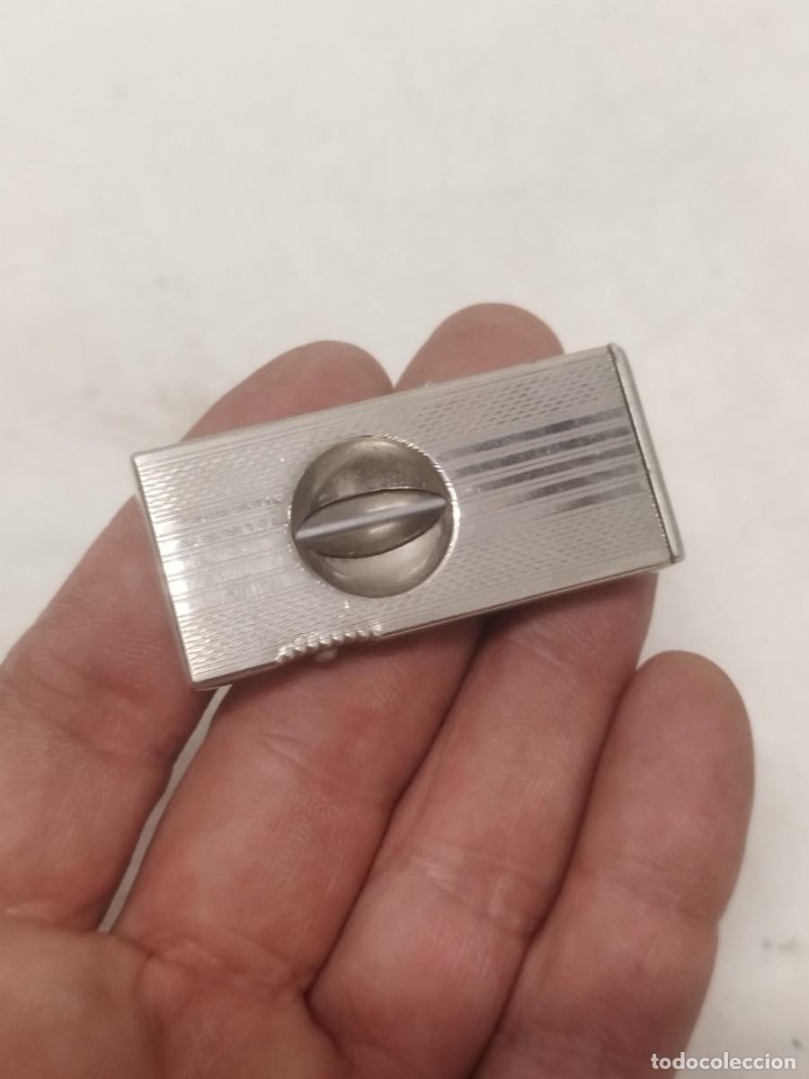 Cajas de Puros: Antiguo Cortapuros de metal plateado.