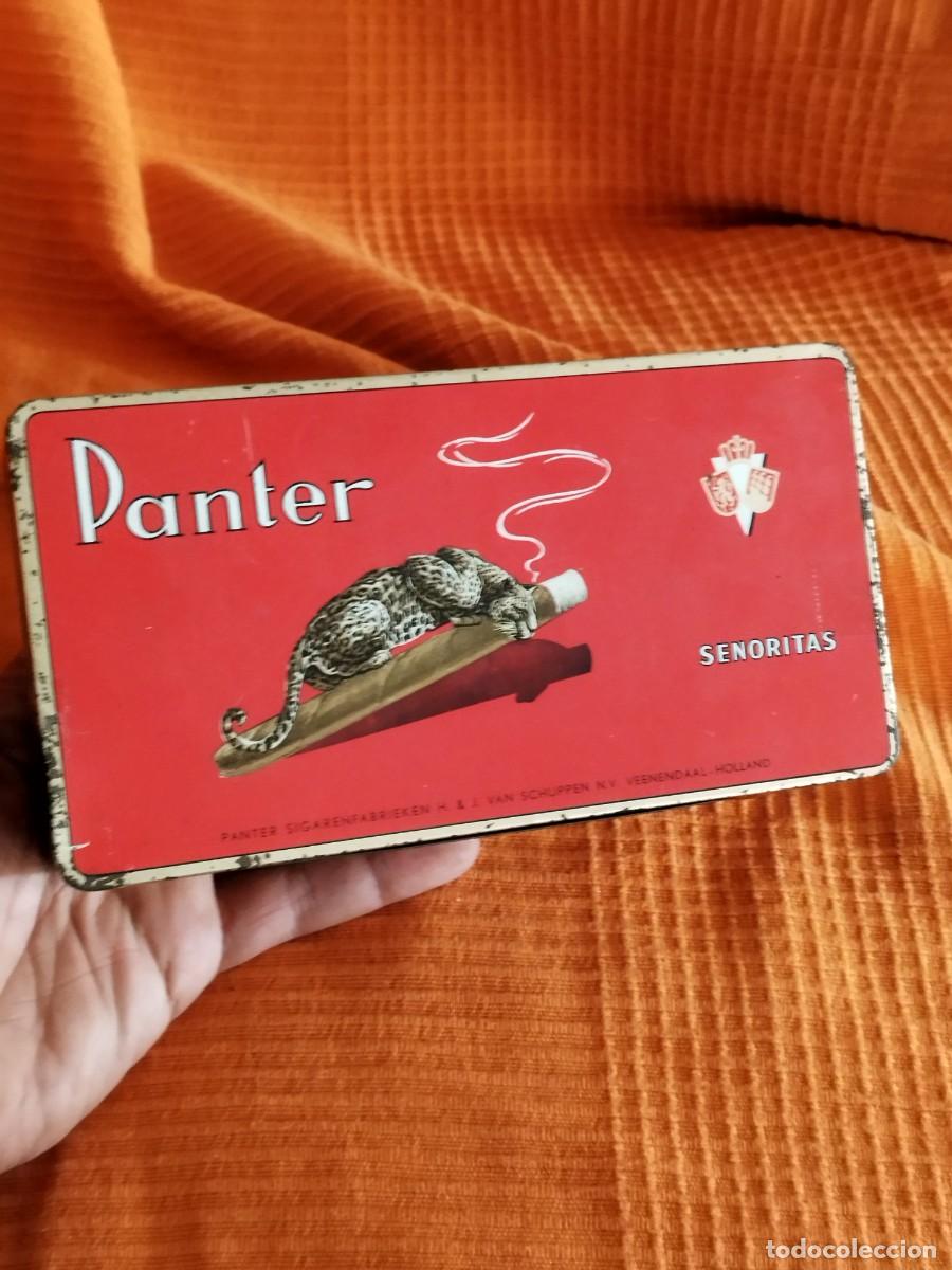 Cajas de Puros: antigua caja met&aacute;lica roja de puritos de la marca Panter, modelo Senoritas.