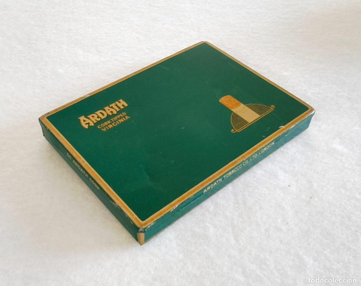 Cajas de Puros: ANTIGUA CAJA DE CIGARRILLOS ARDATH CORK TIPPED VIRGINIA, DE ARDATH TOBACCO CO. LTD., LONDON. VAC&Iacute;A.
