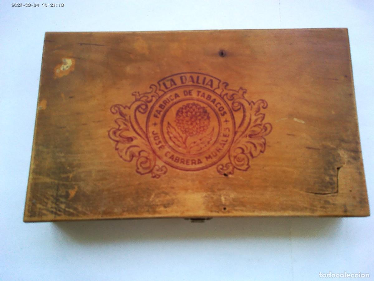 Cajas de Puros: ANTIGUA CAJA DE PUROS &uml; LA DALIA &uml;, FABRICA DE TABACOS DE JOSE CABRERA MORALES . DE MADERA