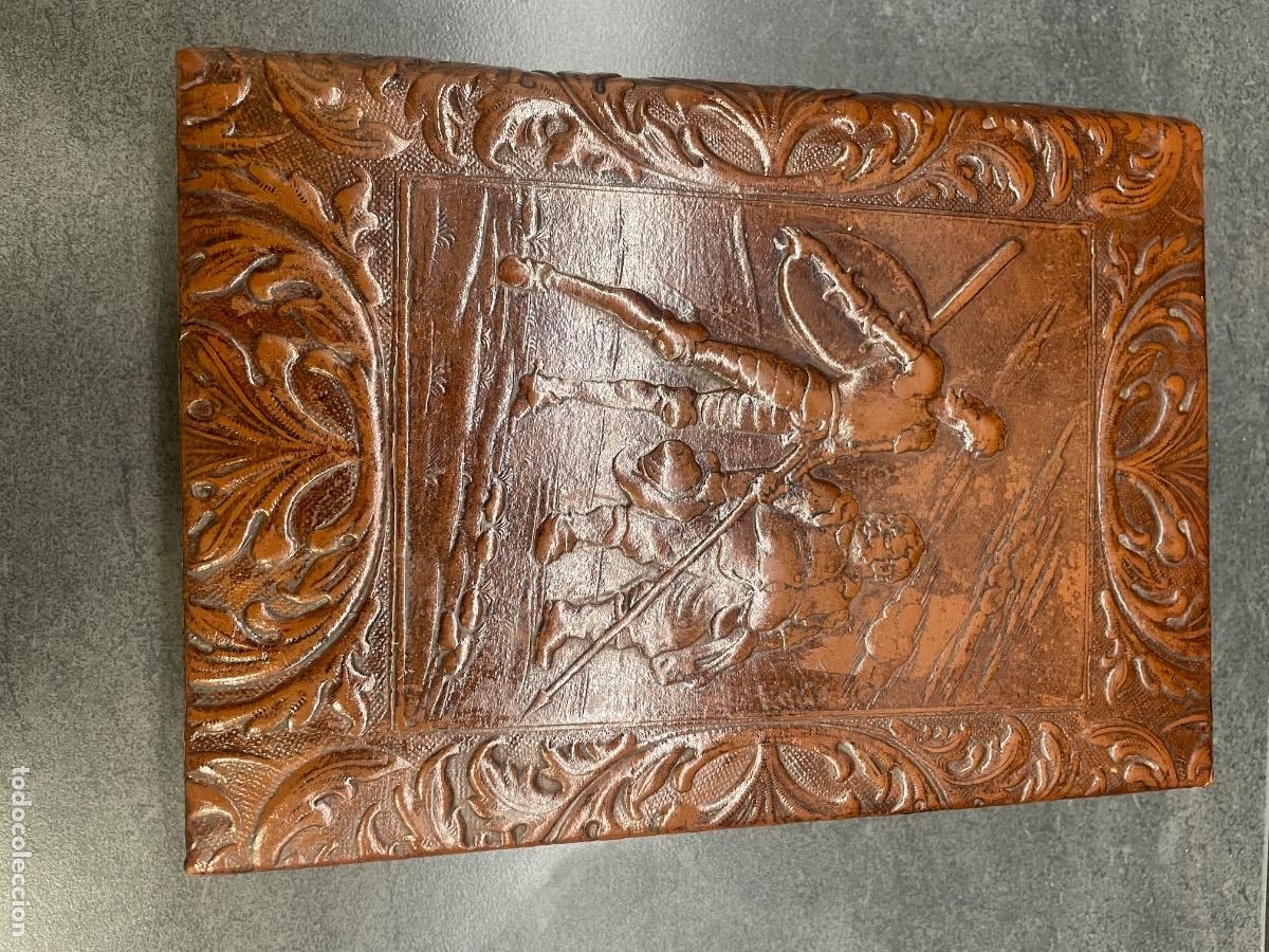 Scatole di Sigari: Antigua Caja de M&uacute;sica y Cigarrera / Humidor de Madera y Cuero Repujado - Motivo Don Quijote y Sanch